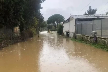 Κακοκαιρία: Εγκλωβίστηκαν οδηγοί στην Ηγουμενίτσα – Πλημμύρισαν δρόμοι στην Κέρκυρα