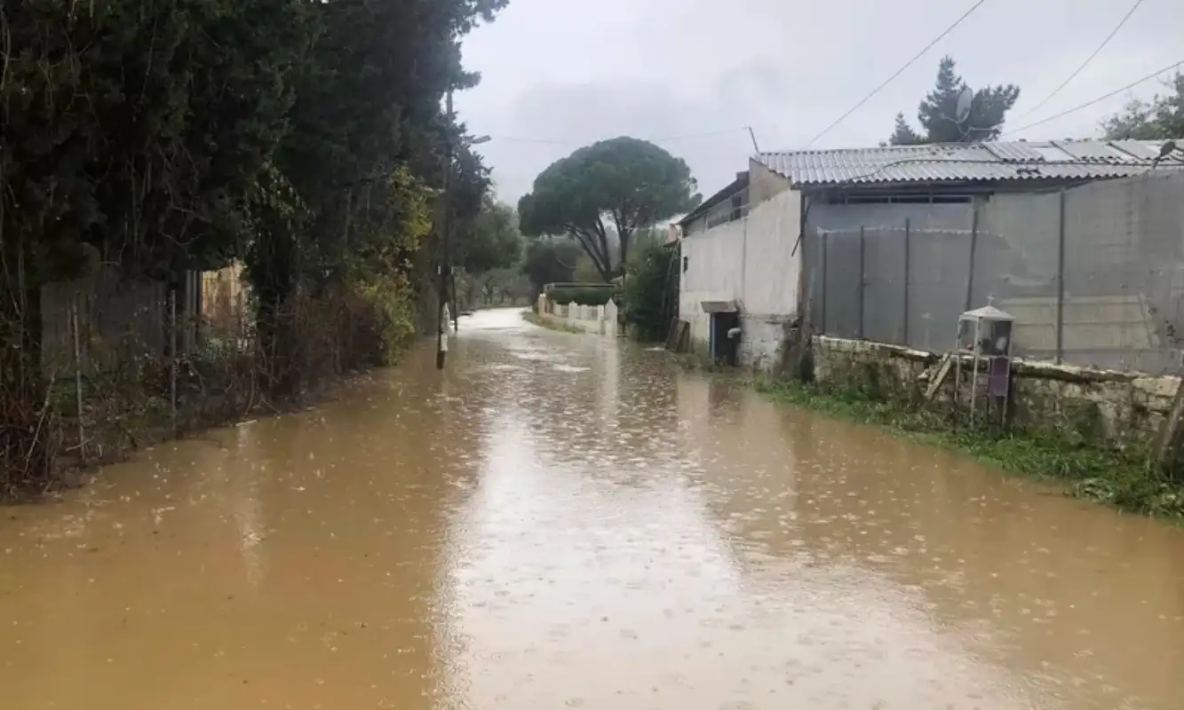 Κακοκαιρία: Εγκλωβίστηκαν οδηγοί στην Ηγουμενίτσα – Πλημμύρισαν δρόμοι στην Κέρκυρα