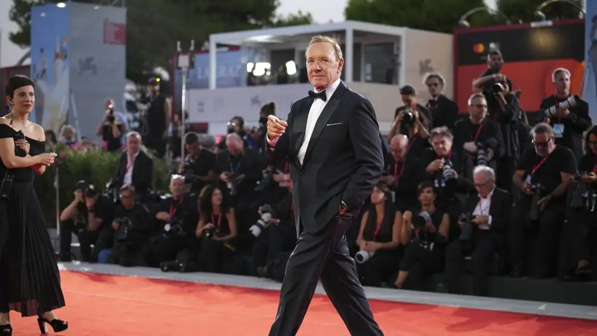  Κέβιν Σπέισι: «Δεν έχω σπίτι, μένω σε ξενοδοχεία»