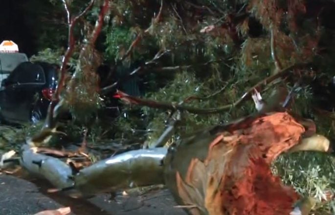 Προβλήματα από την ισχυρή καταιγίδα που έπληξε τη νύχτα την Αττική