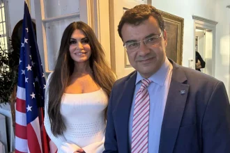 Στην Ύδρα η Κίμπερλι Γκιλφόιλ, τιμήθηκε με μετάλλιο του Δήμου - Δείτε φωτογραφία