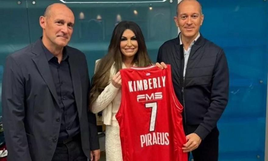 Με φανέλα του Ολυμπιακού τίμησαν την Κίμπερλι Γκίλφοϊλ στο ΣΕΦ οι αδερφοί Αγγελόπουλοι