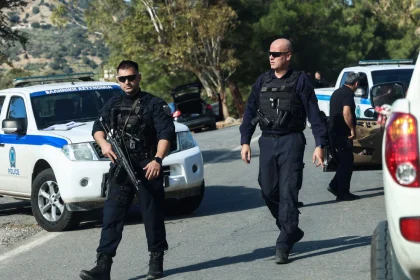 Αναζητεί τρία αδέλφια η ΕΛ.ΑΣ για το αιματοκύλισμα στα Βορίζια, «εμπλέκονται κι άλλοι» λέει η Δημογλίδου