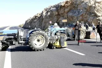 Φεύγουν από τα μπλόκα οι κτηνοτρόφοι μετά το μακελειό στα Βορίζια – «Σεβασμός στα θύματα και στις οικογένειές τους»