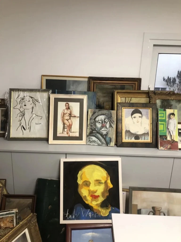 Εξαρθρώθηκε κύκλωμα με 480 πλαστούς πίνακες ζωγραφικής - Κατασχέθηκαν όπλα και σφαίρες