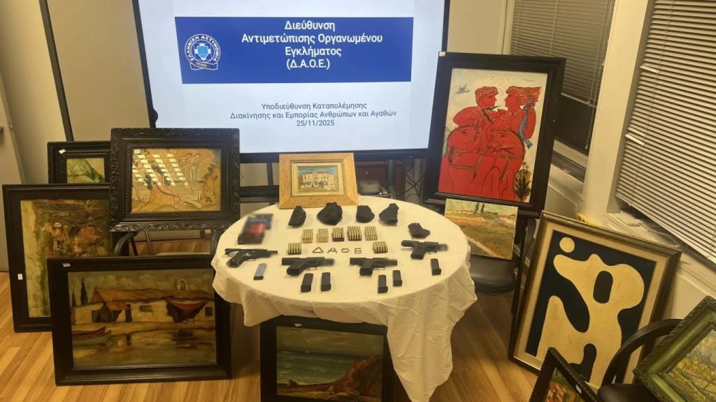 Εξαρθρώθηκε κύκλωμα με 480 πλαστούς πίνακες ζωγραφικής - Κατασχέθηκαν όπλα και σφαίρες