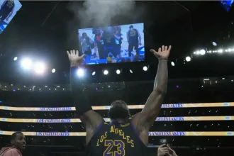 Ο Λεμπρόν Τζέιμς έγραψε ιστορία στο NBA: Το θρυλικό ρεκόρ και η σαρωτική επανεμφάνιση με τους Λέικερς