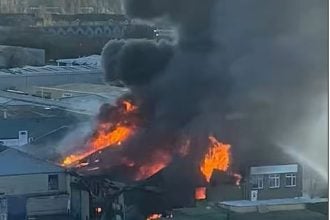 Μεγάλη φωτιά σε εμπορικό πάρκο στο Λονδίνο – 150 πυροσβέστες στη μάχη με τις φλόγες – ΒΙΝΤΕΟ