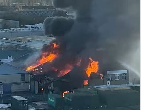 Μεγάλη φωτιά σε εμπορικό πάρκο στο Λονδίνο – 150 πυροσβέστες στη μάχη με τις φλόγες – ΒΙΝΤΕΟ