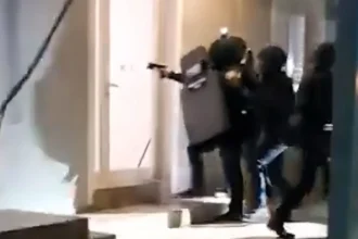 Βίντεο ντοκουμέντο από την επιχείρηση της ΕΛ.ΑΣ για τη σπείρα που εξαπατούσε ηλικιωμένους - Παρίσταναν λογιστές και υπαλλήλους του ΔΕΔΔΗΕ