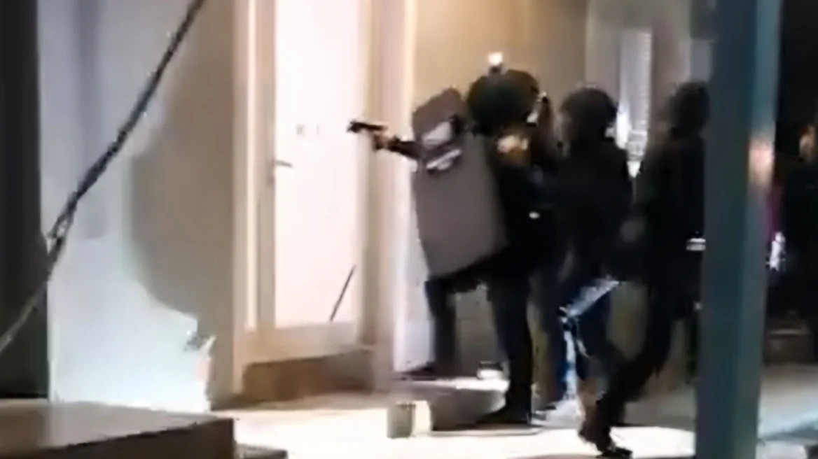 Βίντεο ντοκουμέντο από την επιχείρηση της ΕΛ.ΑΣ για τη σπείρα που εξαπατούσε ηλικιωμένους - Παρίσταναν λογιστές και υπαλλήλους του ΔΕΔΔΗΕ