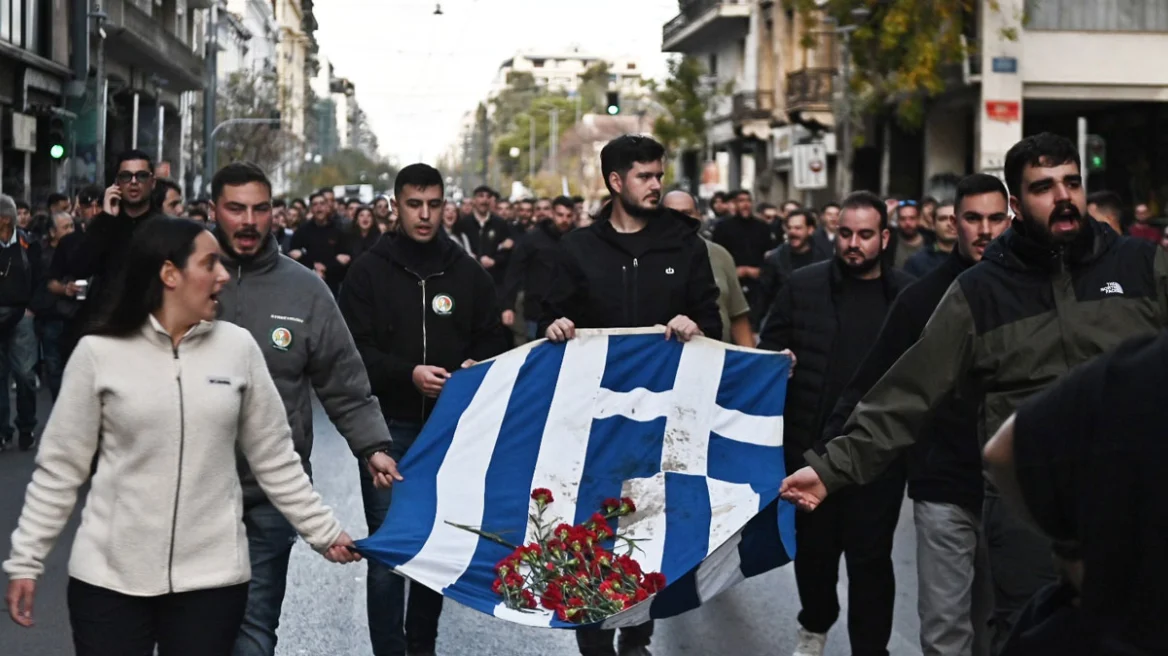 Πολυτεχνείο: Σε εξέλιξη η μεγάλη πορεία, 11 συλλήψεις και 32 προσαγωγές(ΦΩΤΟ)