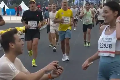 42ος Αυθεντικός Μαραθώνιος Αθήνας 2025: Πρόταση γάμου στον τερματισμό των 10 χλμ – Γονάτισε και αυτή είπε το «ναι»