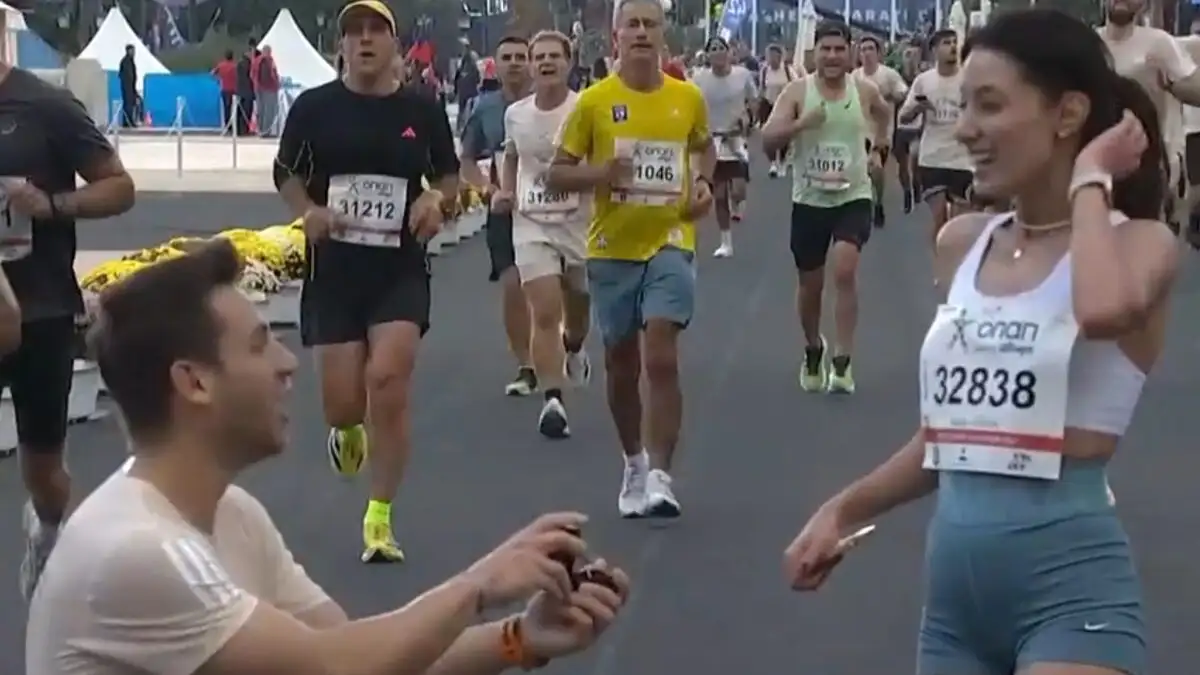 42ος Αυθεντικός Μαραθώνιος Αθήνας 2025: Πρόταση γάμου στον τερματισμό των 10 χλμ – Γονάτισε και αυτή είπε το «ναι»