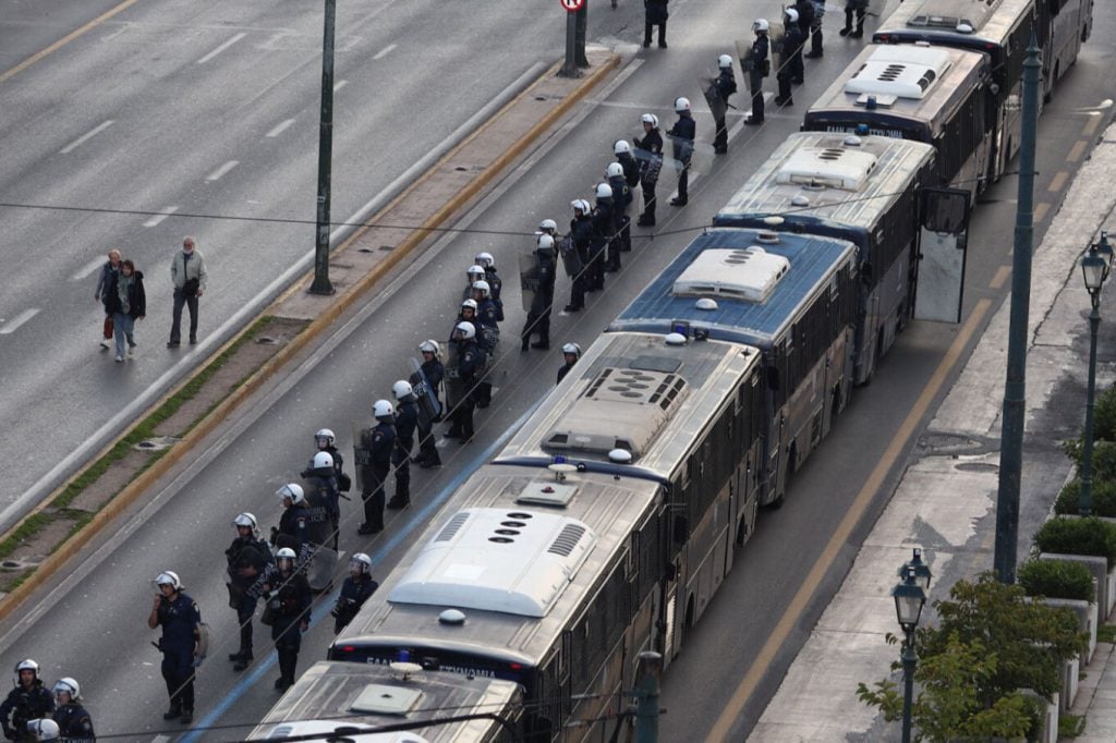 Πολυτεχνείο: Σε εξέλιξη η μεγάλη πορεία, 11 συλλήψεις και 32 προσαγωγές(ΦΩΤΟ)