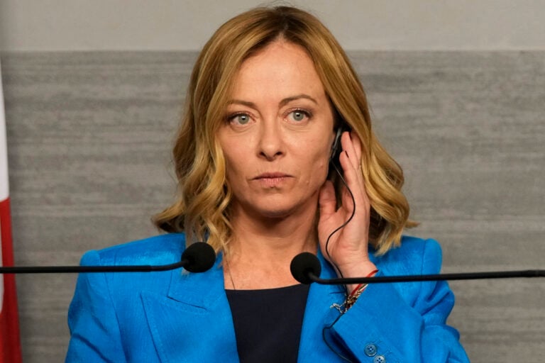 Ήμασταν το μαύρο πρόβατο και τώρα μπορούμε να υποδείξουμε την πορεία πλεύσης στην Ευρώπη», δήλωσε η Μελόνι σε προεκλογική συγκέντρωση στο Μπάρι