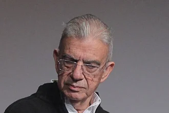 Ισόβια ξανά στους 2 κατηγορούμενους για τη δολοφονία του συγγραφέα Μένη Κουμανταρέα