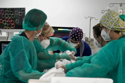 Χωρίς οξυγόνο έμεινε για δύο λεπτά ο 22χρονος που κατάπιε ολόκληρο μπέργκερ – Κρίσιμα τα επόμενα 24ωρα