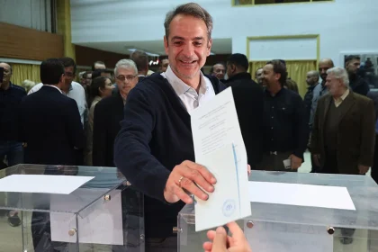 Ψήφισε στις εσωκομματικές εκλογές της ΝΔ ο Κυριάκος Μητσοτάκης - «Γέμισαν οι κάλπες»