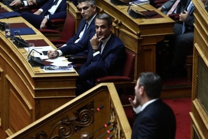 LIVE: «Μετωπική» Μητσοτάκη – Ανδρουλάκη στη Βουλή στη Βουλή για την ακρίβεια και το ιδιωτικό χρέος