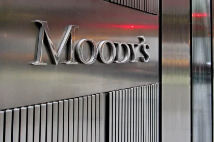 Moody’s: Η Ελλάδα ανάμεσα στις λίγες χώρες που μειώνουν το χρέος το 2026