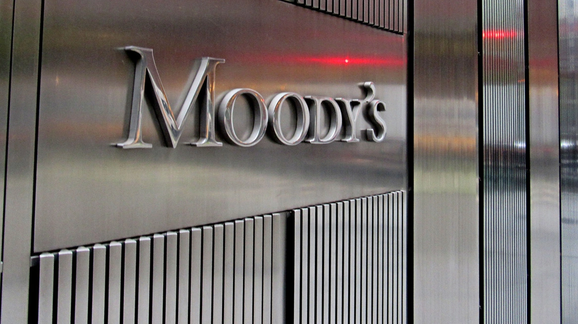 Moody’s: Η Ελλάδα ανάμεσα στις λίγες χώρες που μειώνουν το χρέος το 2026