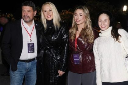 Νίκος Χαρδαλιάς: Η σπάνια δημόσια εμφάνιση με την σύζυγό του και τις κούκλες κόρες τους