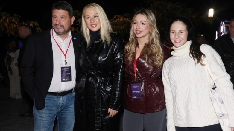 Νίκος Χαρδαλιάς: Η σπάνια δημόσια εμφάνιση με την σύζυγό του και τις κούκλες κόρες τους