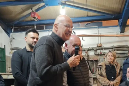 Ο Δένδιας με υπουργούς και βουλευτές σε παραδοσιακό βράσιμο τσίπουρου