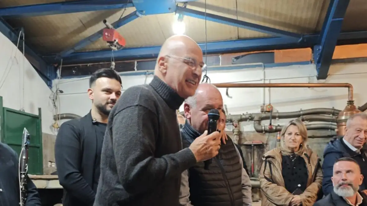 Ο Δένδιας με υπουργούς και βουλευτές σε παραδοσιακό βράσιμο τσίπουρου