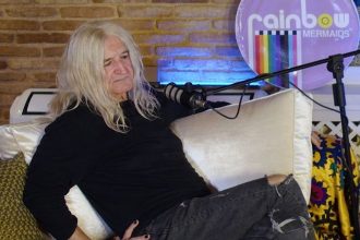 Νίκος Καρβέλας για έντεχνο: «Το τραγούδι των ατάλαντων και των δυσκοίλιων»