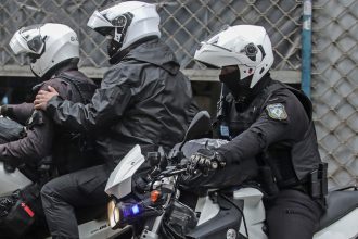 Πάτρα: Έπιασαν 31χρονο με ναρκωτικά και όπλο