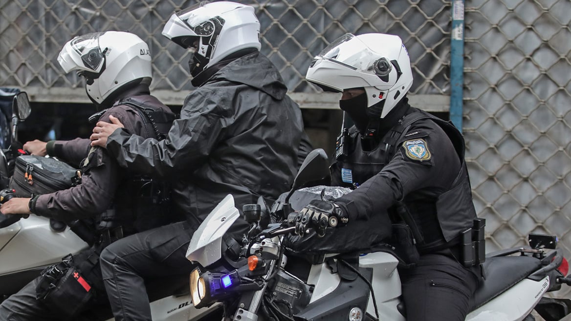 Πάτρα: Έπιασαν 31χρονο με ναρκωτικά και όπλο