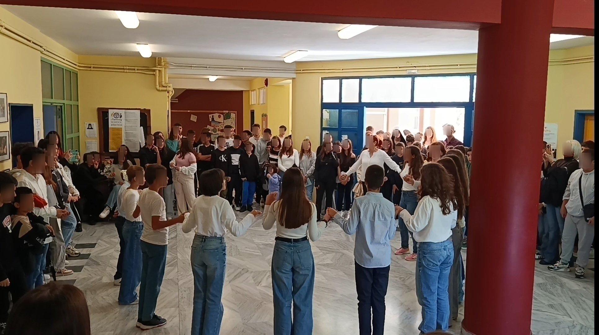 Μαθητές και σχολεία ενώνουν παραδοσιακά τα βήματά τους στο Γυμνάσιο Σαραβαλίου