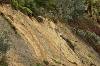 Δυτ. Ελλάδα: Κατολίσθηση σε παραλιακό δρόμο στην Πάλαιρο ΦΩΤΟ