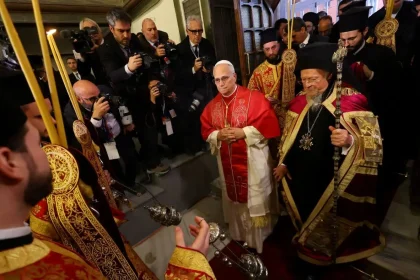 Ιστορικές στιγμές στο Φανάρι: Δοξολογία στον Άγιο Γεώργιο και κοινή διακήρυξη Πάπα-Βαρθολομαίου