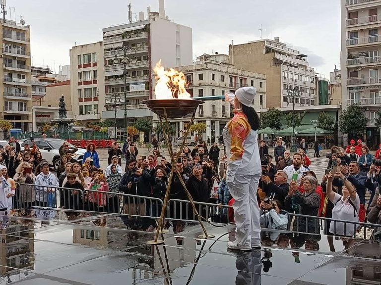 Η Ολυμπιακή Φλόγα άναψε στην Πάτρα - Η υποδοχή για τους Χειμερινούς Ολυμπιακούς Αγώνες Milano Cortina 2026 (ΦΩΤΟ-ΒΙΝΤΕΟ)