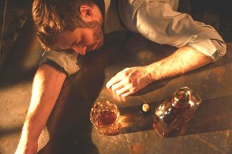 Γίνονται χειρότερα τα hangover όσο μεγαλώνουμε; Τι πραγματικά λέει η επιστήμη