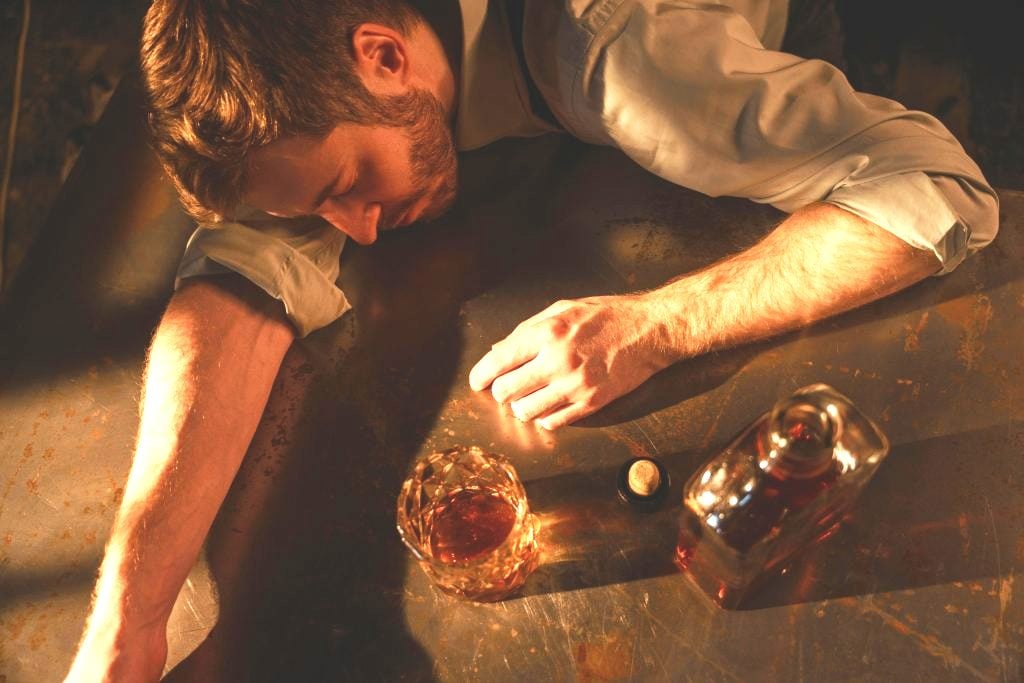 Γίνονται χειρότερα τα hangover όσο μεγαλώνουμε; Τι πραγματικά λέει η επιστήμη