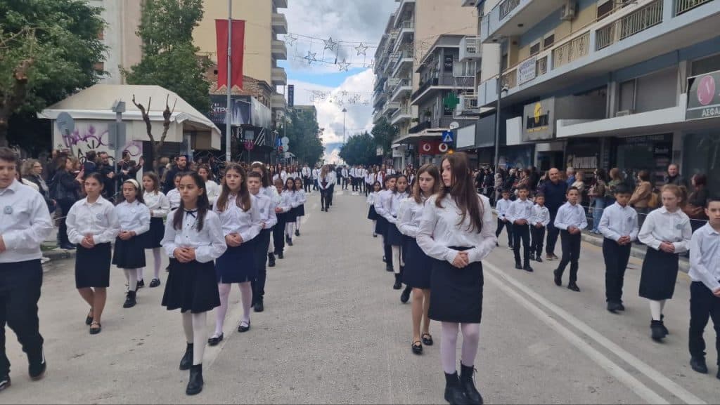 Πάτρα: Χιλιάδες πιστοί στη λιτανεία για τον Άγιο Ανδρέα (ΦΩΤΟ)