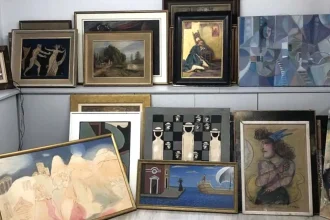 Εξαρθρώθηκε κύκλωμα με 480 πλαστούς πίνακες ζωγραφικής - Κατασχέθηκαν όπλα και σφαίρες