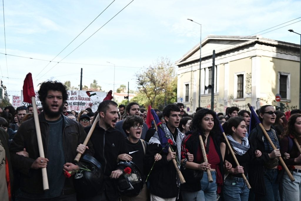 Πολυτεχνείο: Σε εξέλιξη η μεγάλη πορεία, 11 συλλήψεις και 32 προσαγωγές(ΦΩΤΟ)