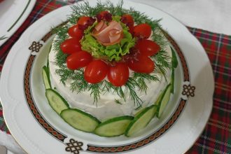 Πολύχρωμη γιορτινή σαλάτα με πατάτες