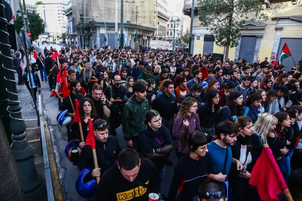 Πολυτεχνείο: Σε εξέλιξη η μεγάλη πορεία, 11 συλλήψεις και 32 προσαγωγές(ΦΩΤΟ)