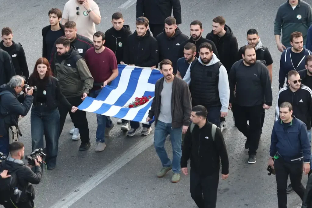 Πολυτεχνείο: Σε εξέλιξη η μεγάλη πορεία, 11 συλλήψεις και 32 προσαγωγές(ΦΩΤΟ)