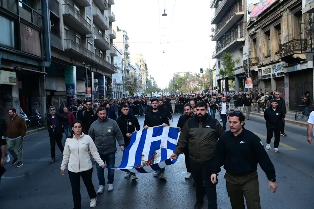 Πολυτεχνείο: Σε εξέλιξη η μεγάλη πορεία, 11 συλλήψεις και 32 προσαγωγές(ΦΩΤΟ)