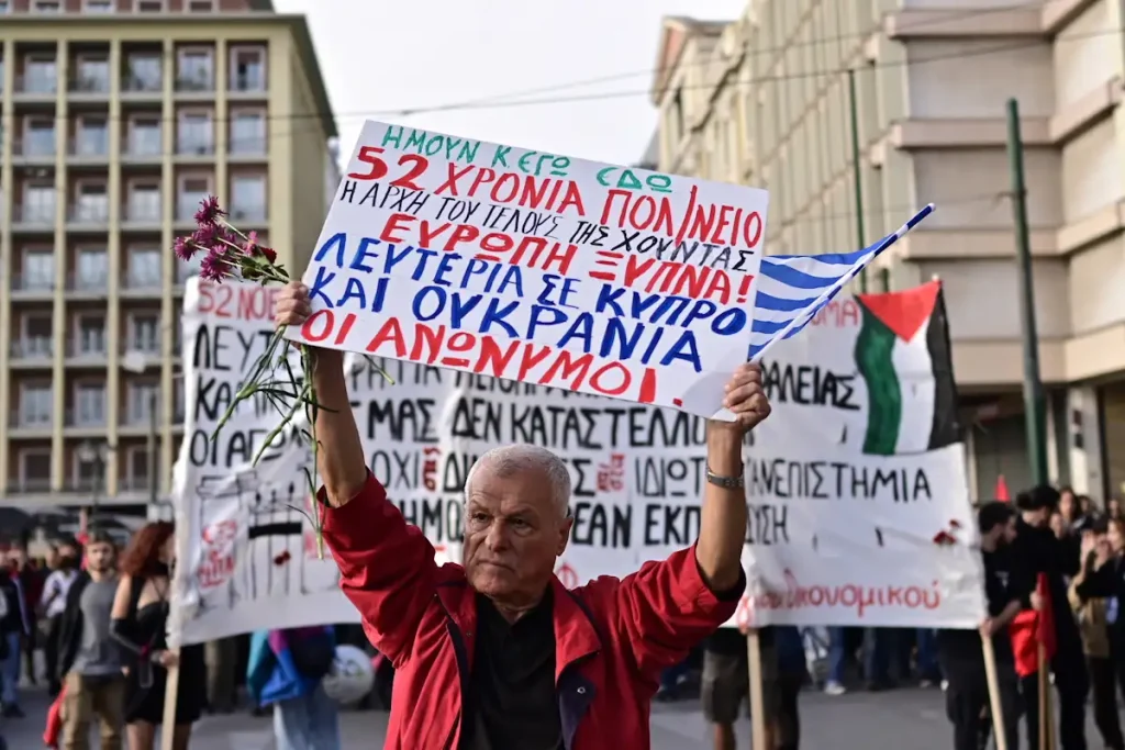 Πολυτεχνείο: Σε εξέλιξη η μεγάλη πορεία, 11 συλλήψεις και 32 προσαγωγές(ΦΩΤΟ)