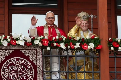 Ιστορικές στιγμές στο Φανάρι: Πατριάρχης Βαρθολομαίος και Πάπας Λέων ευλόγησαν τους πιστούς από τον εξώστη του Πατριαρχείου