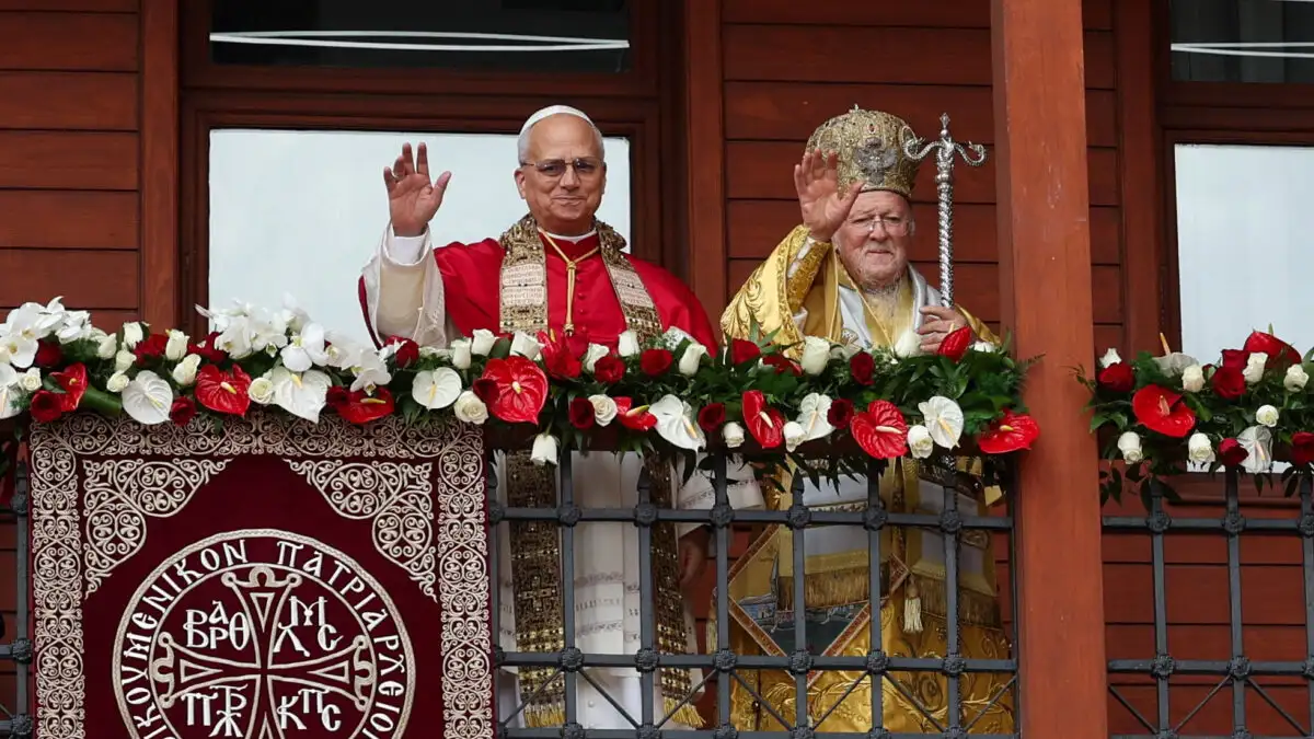 Ιστορικές στιγμές στο Φανάρι: Πατριάρχης Βαρθολομαίος και Πάπας Λέων ευλόγησαν τους πιστούς από τον εξώστη του Πατριαρχείου