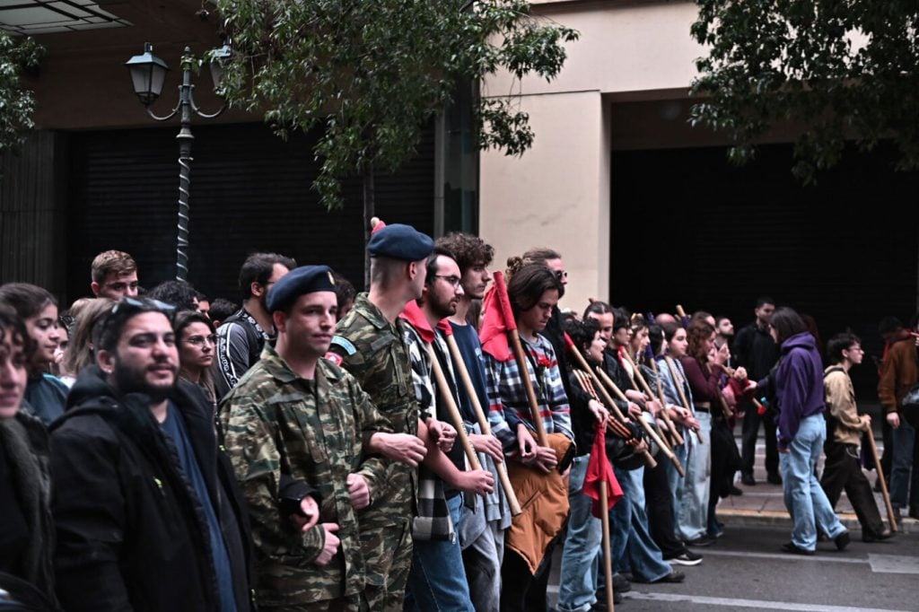 Πολυτεχνείο: Σε εξέλιξη η μεγάλη πορεία, 11 συλλήψεις και 32 προσαγωγές(ΦΩΤΟ)